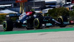 F1, pole di Bottas a Portimao. Sainz batte Leclerc