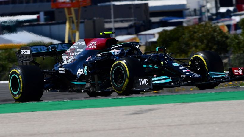 F1, pole di Bottas a Portimao.  Sainz batte Leclerc