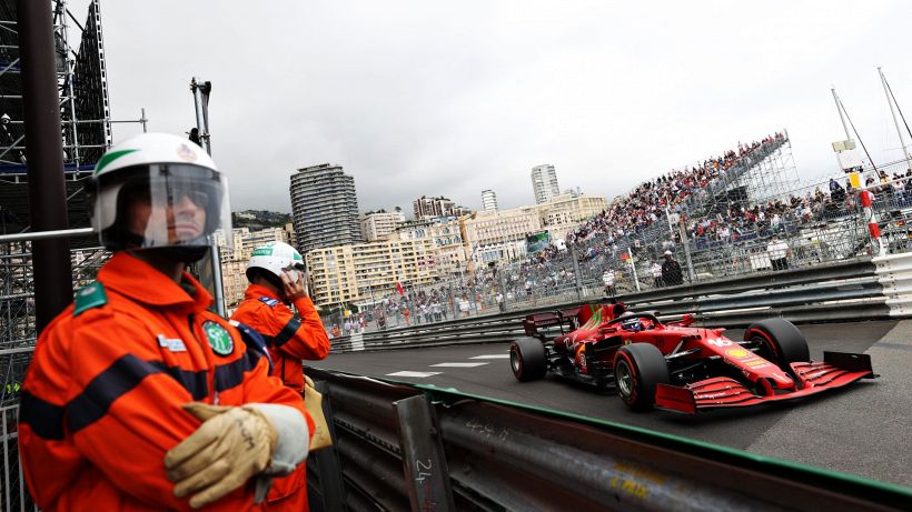F1, GP Monaco: la Ferrari in pole con Leclerc, ma è polemica