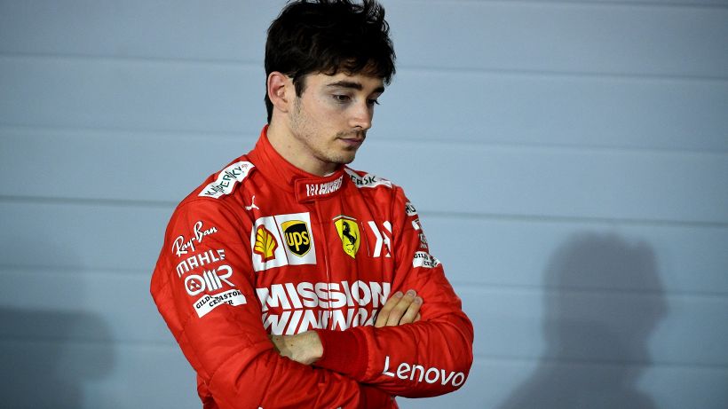F1, la Ferrari esulta a metà: Leclerc affranto, Sainz lo consola