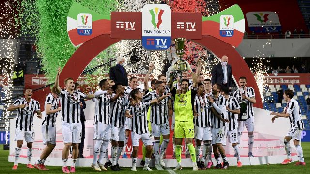 Niente applausi alla Juventus, è bufera sul web