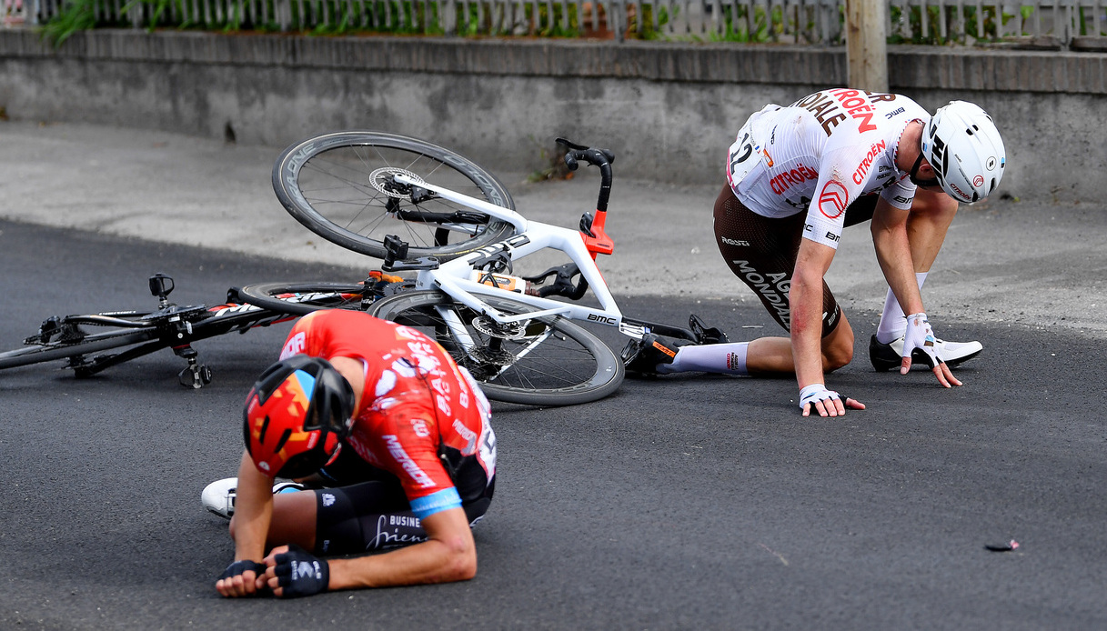 Giro d'Italia: brutta caduta per Landa, uno dei favoriti