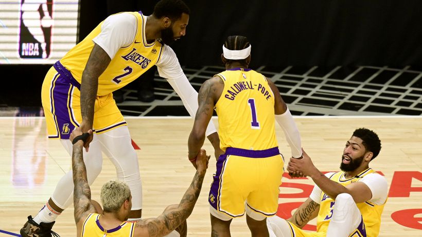 NBA, solo guai per i Lakers: derby perso e Davis ko