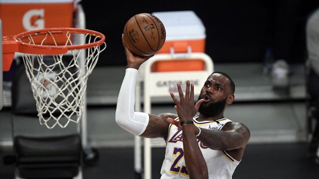 LeBron è tornato: i Lakers vedono i playoff