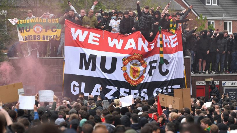 Protesta all'Old Trafford: Manchester United-Liverpool rinviata