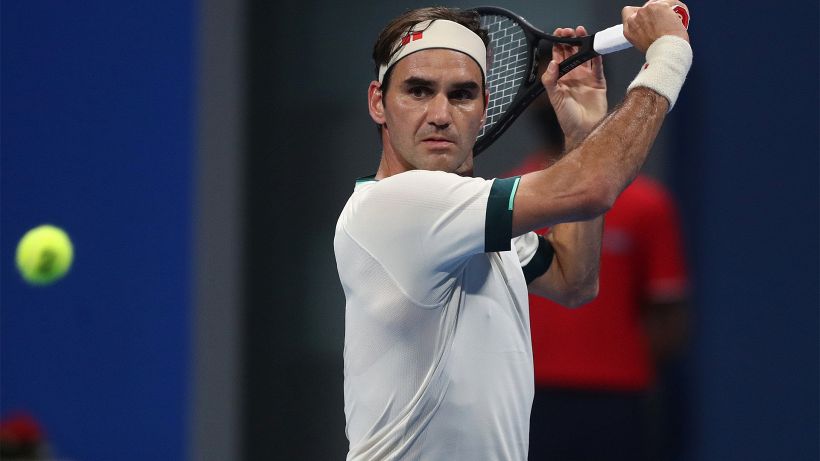 Roger Federer torna in campo: ginocchio sotto esame