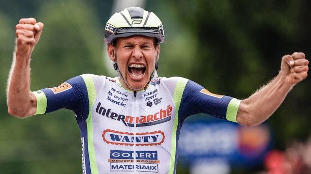 Giro d’Italia, Van der Hoorn beffa il gruppo a Canale
