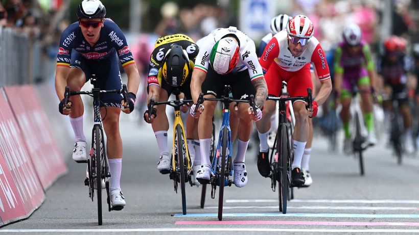 Giro d'Italia: Filippo Ganna resta in rosa, seconda tappa a Merlier
