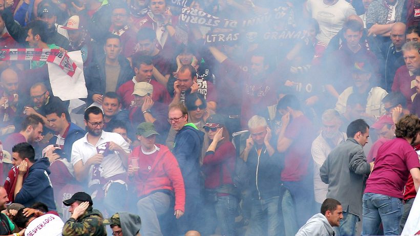 Tensione Torino: scontro tifosi-polizia e confronto con la squadra