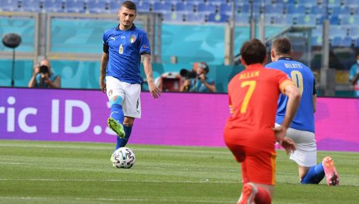 Italia spaccata: azzurri in ginocchio e in piedi prima del Galles