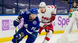 NHL: Tampa Bay fa il break, Hurricanes nei guai