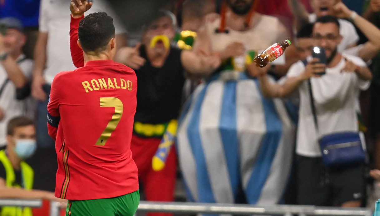 Cristiano Ronaldo sfiorato da una bottiglia di Coca Cola: è bufera