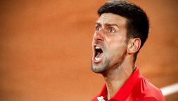 Urla, calci, sputi con Berrettini: Djokovic indigna Roland Garros