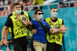 Euro 2020, Francia-Svizzera: invasione in campo, steward in azione