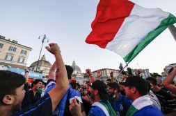 Euro 2020, i tifosi italiani rendono omaggio alla Svizzera