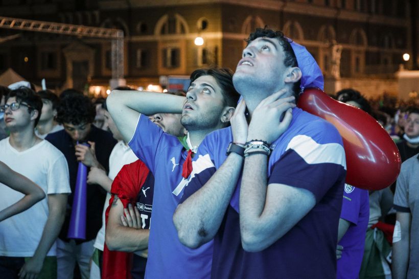 Italia, dopo i fischi e il ko i tifosi rendono onore agli azzurri