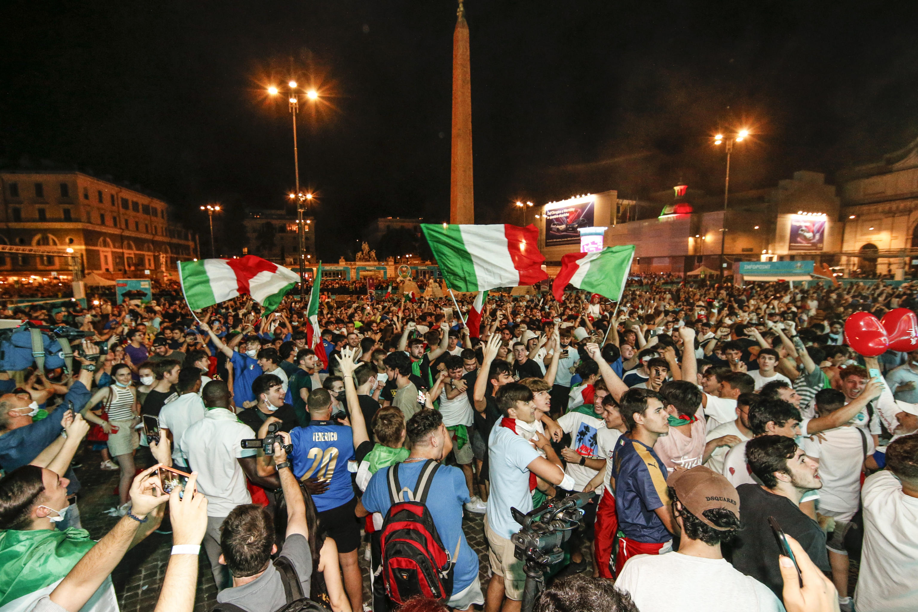 Euro 2020, Italia ai quarti di finale: la festa dei tifosi a Roma