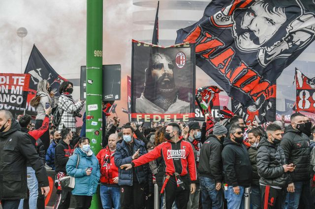 Milan, una foto scatena la polemica sui social: “Campionato falsato”