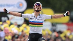 Al Tour de France succede già di tutto: due terribili cadute, poi un super Alaphilippe