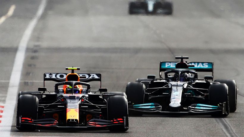 Verstappen provoca Hamilton: "Sette titoli? Facile con quella Mercedes?