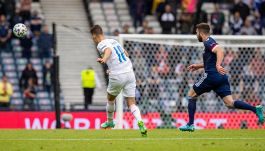 Il funambolico gol da centrocampo di Schick: fotosequenza