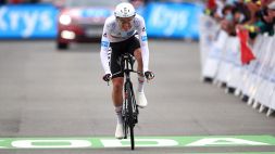 Pogacar vince la crono di Laval, Van der Poel sempre in giallo