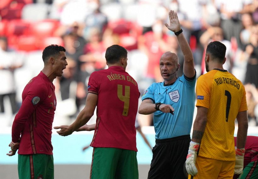 Italia-Austria, chi è Taylor: arbitro per colpa della madre