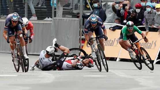 Tour de France, vince Merlier ma continua il festival delle cadute