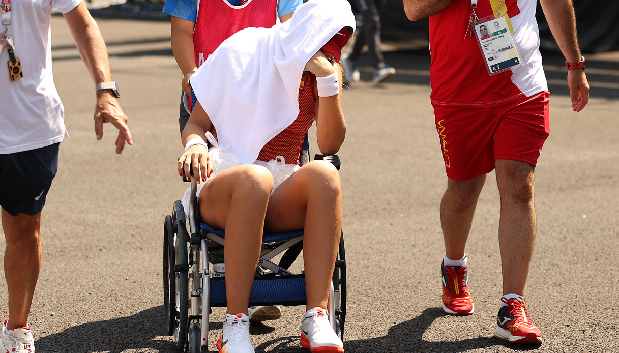 Olimpiadi, colpo di calore: la tennista Badosa esce in carrozzina