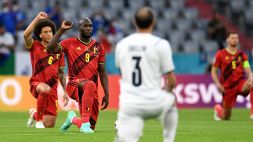 Belgio-Italia: tutti i 22 in campo si inginocchiano