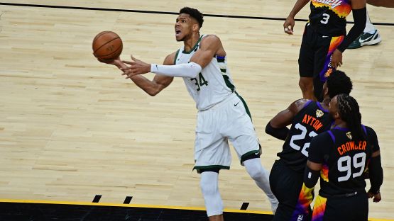 NBA, Antetokounmpo rassicura tutti sul suo ginocchio