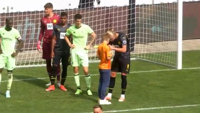 Borussia Dortmund, invasione durante l'amichevole: un bambino chiede l'autografo ad Haaland