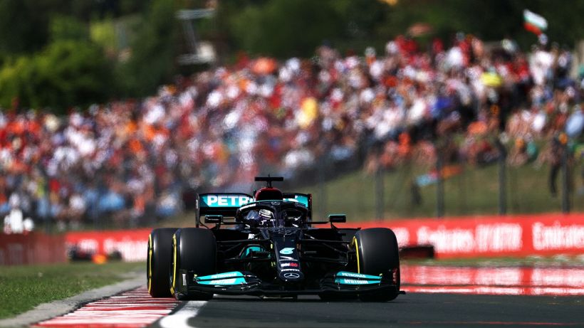 F1, pole Hamilton in Ungheria. Ferrari: disastro Sainz, Leclerc ok