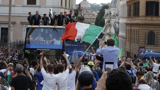 Italy, storm on the open bus: Leonardo Bonucci thunders