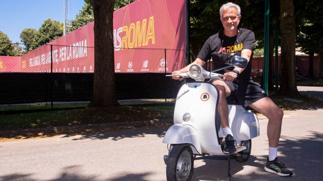 Roma, la prima conferenza di Mourinho è già uno spettacolo