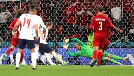 Laser in faccia a Schmeichel mentre para: Inghilterra sotto accusa