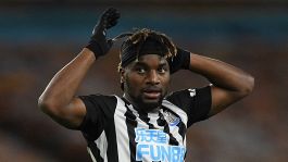 Saint-Maximin e la passione per orecchini e abiti firmati, Shelvey: "Multato tutti i giorni dal Newcastle"