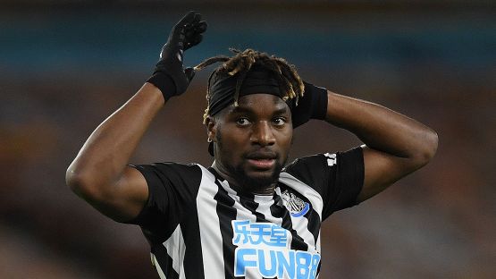 Saint-Maximin e la passione per orecchini e abiti firmati, Shelvey: "Multato tutti i giorni dal Newcastle"