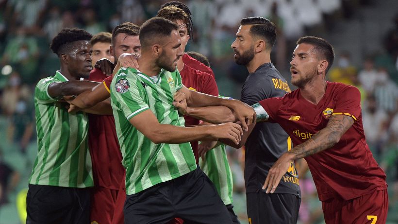 La Roma perde la testa col Betis: espulsi Mourinho e tre giocatori