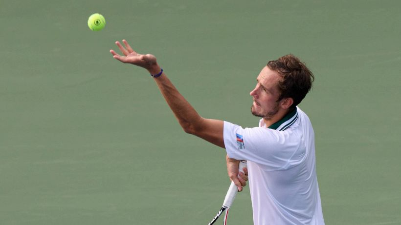 Tennis, a Toronto avanzano Medvedev e Tsitsipas