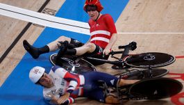 Olimpiadi: la clamorosa caduta in pista della Danimarca