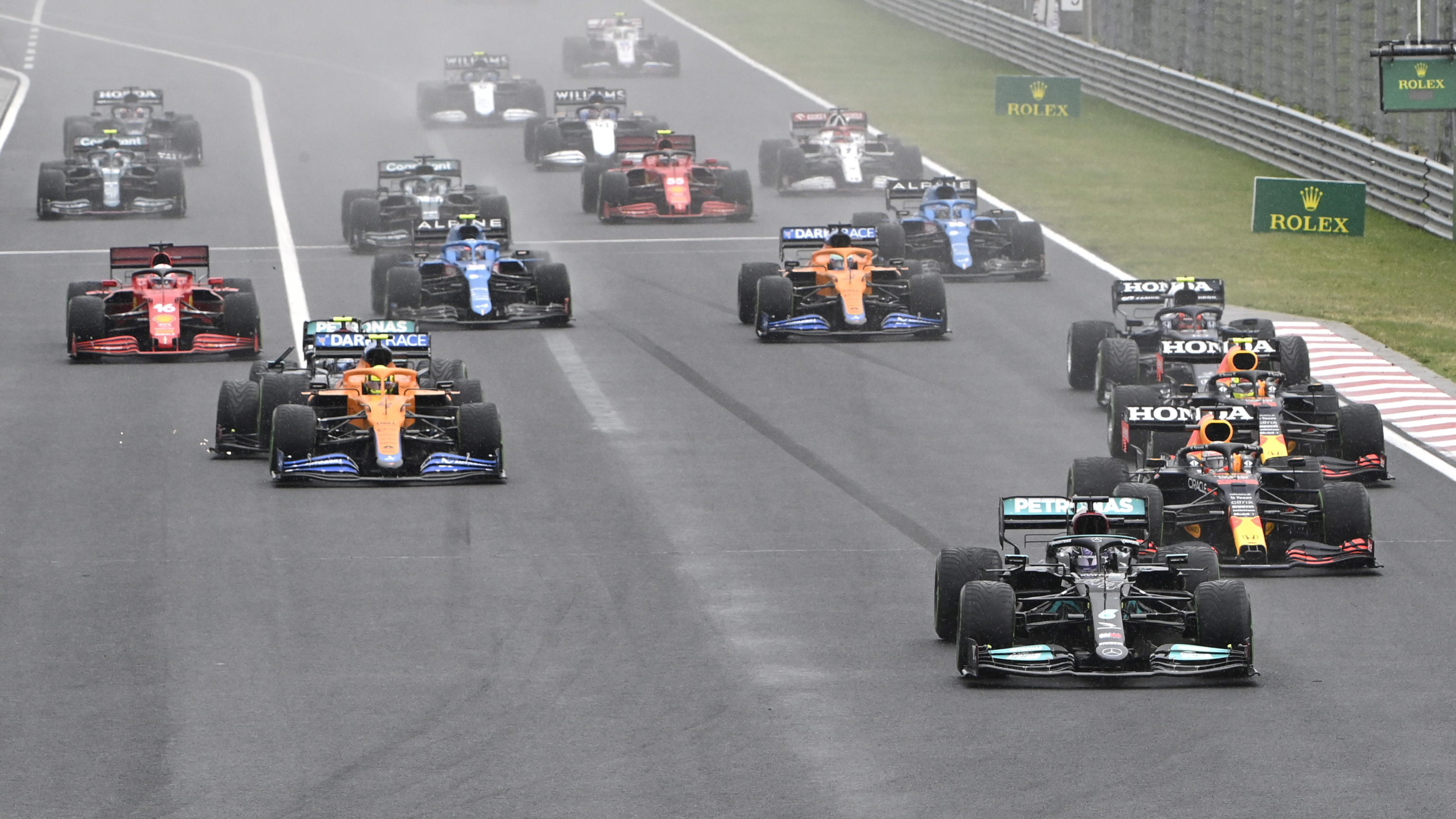 F1, Gp Ungheria: che carambola al via! Leclerc colpito, è fuori