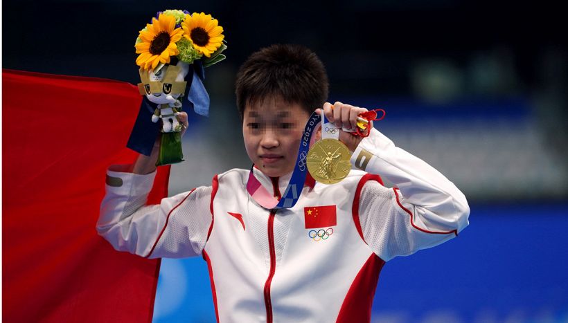 Tokyo, l'oro olimpico della piccola Quan Hongchan scuote le coscienze