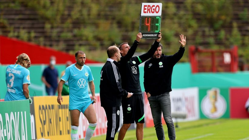 Pasticcio Van Bommel: 6 cambi all'esordio con il Wolfsburg