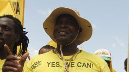 Vicepresidente Suriname in campo a 60 anni e stabilisce un record