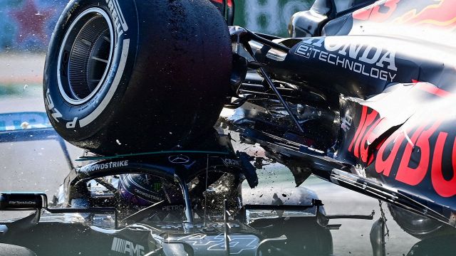 F1, dolori al collo per Hamilton: la decisione dopo l'incidente choc