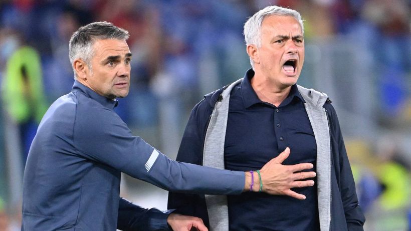 Tensione Roma, la società spiazza Mourinho dopo lo sfogo
