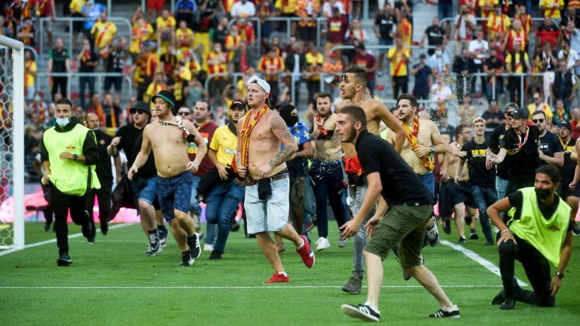 Tensione in Lens-Lilla: scontri tra tifosi e invasione di campo