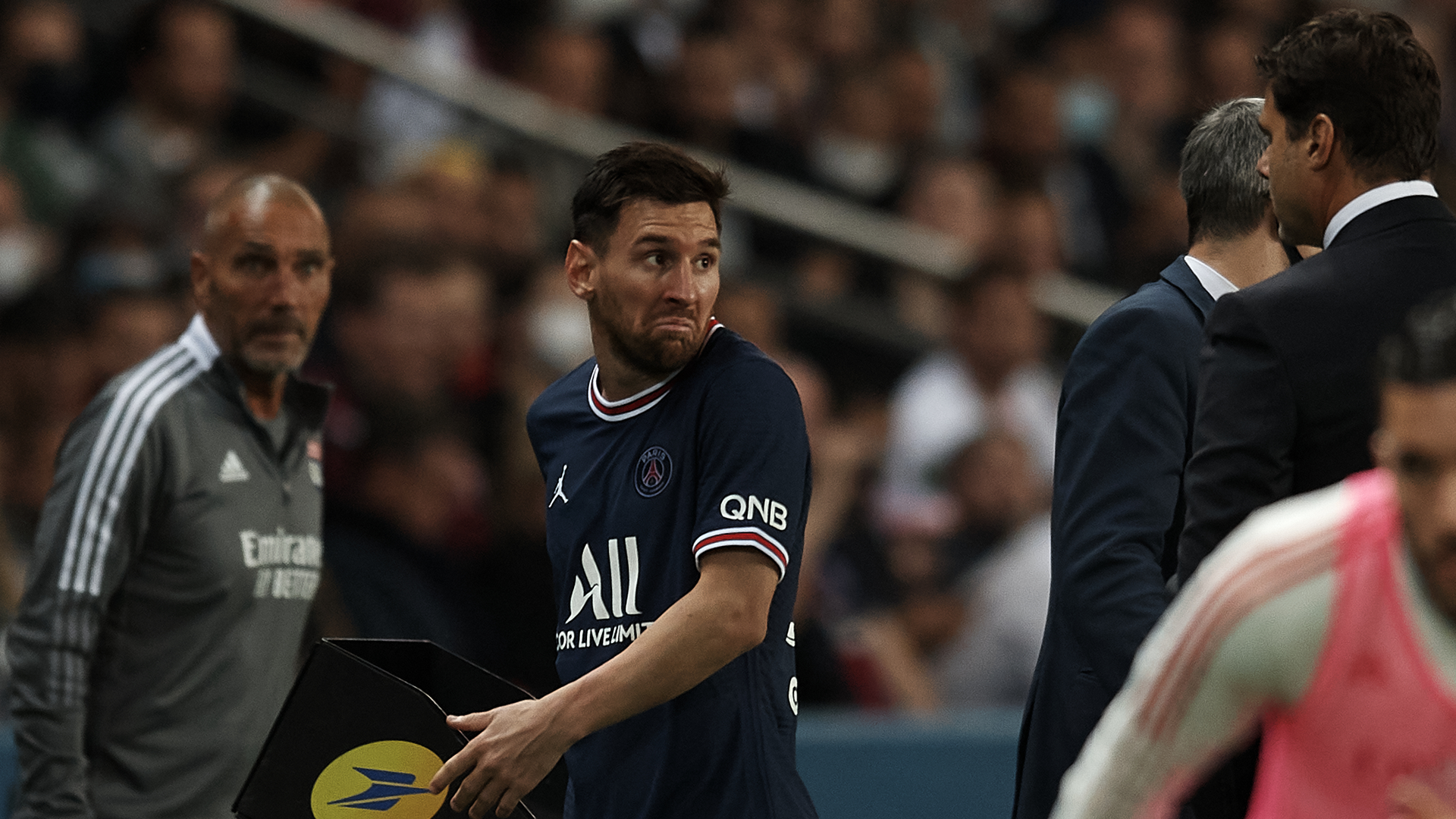 Messi polemico dopo la sostituzione: quando i giocatori non accettano il cambio. Le foto