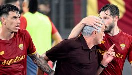 Roma-Sassuolo, incontenibile Mourinho: corsa sotto la Curva